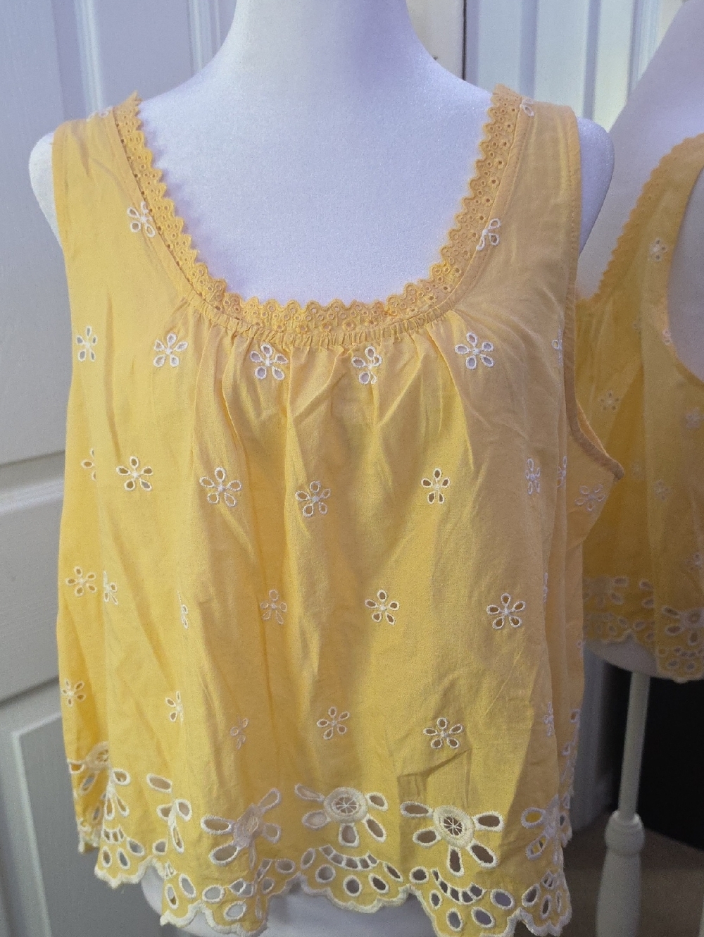 Old Navy Yellow Eyelet Tank with Scalloped Trim Size XL